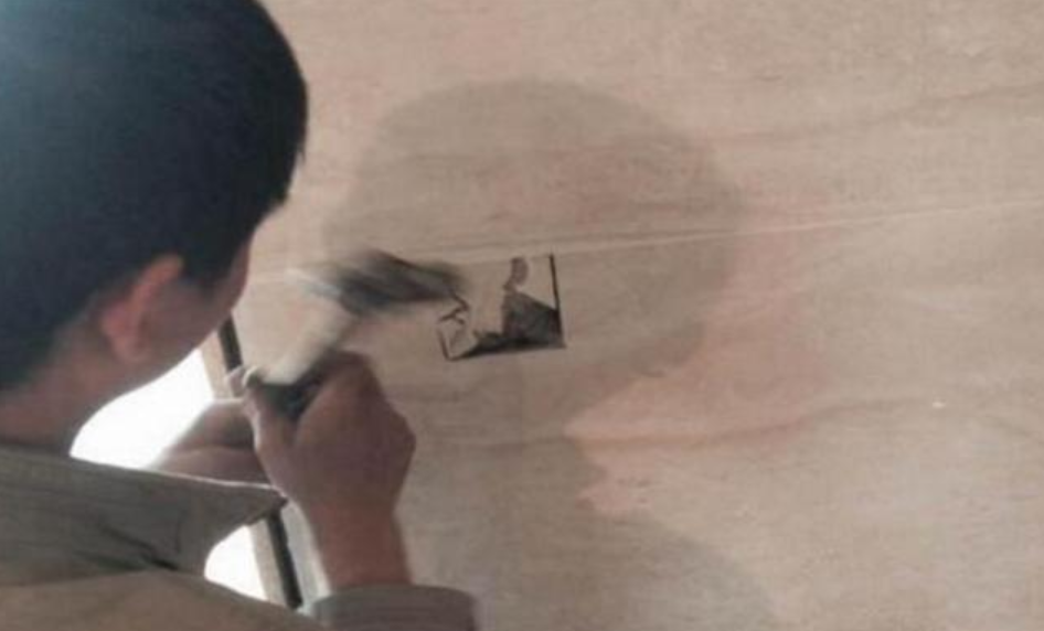 开关插座被遮挡，泥工让电工来处理，电工直说：你自己解决