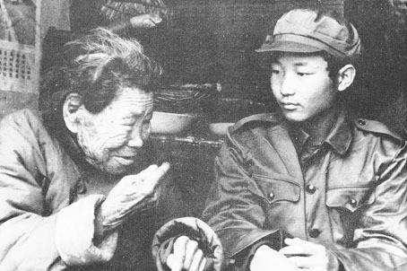 八路军小战士缺水休克，农妇用乳汁救了他! 多年后小战士回来尽孝