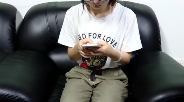 恋爱一个月男子送手机给女友，女友被贷款60万