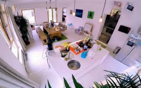 带你看看郑钧住的豪宅，墙面设计很普通，全屋都是白墙面