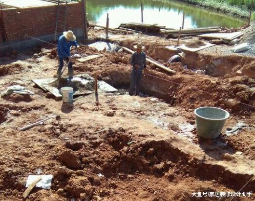 为了不比邻居矮一头, 鱼塘边只花24万建三层无柱子被喷的不敢出门