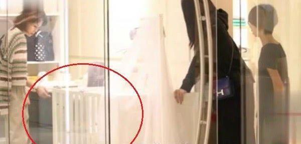 甜蜜！何猷君陪奚梦瑶买婴儿床，临走不忘给奚梦瑶买化妆品！