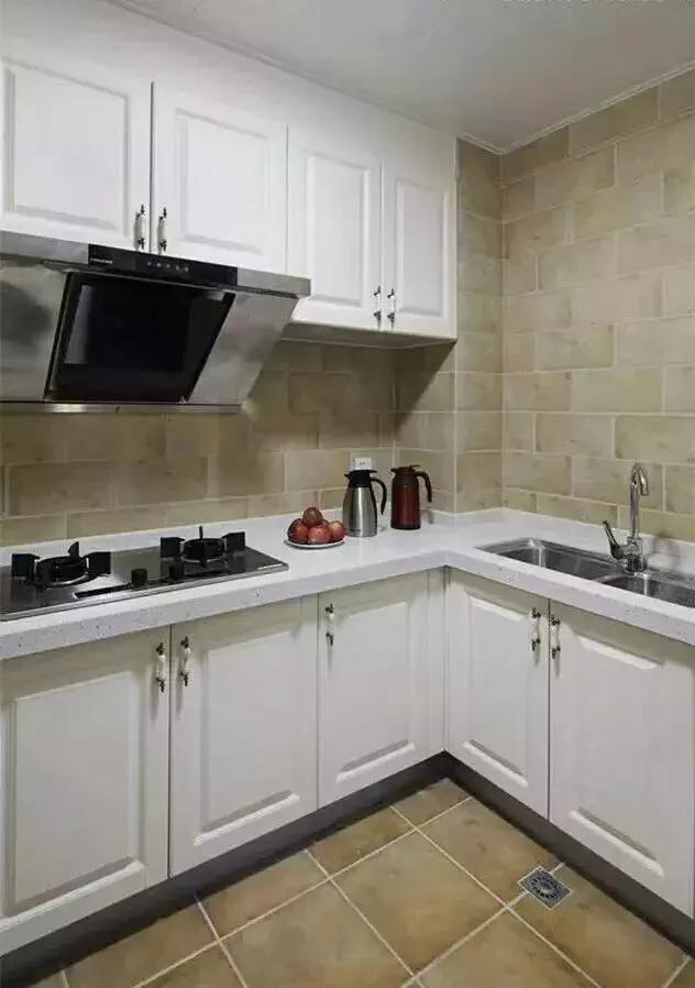 简约的北欧风格，客厅只刷大白不吊顶，简单又漂亮！