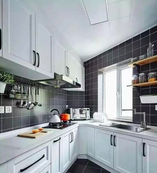 厨房墙面油烟、菜汁难清洗？知道这4点，墙砖一擦就干净，实用！