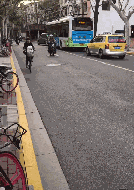 车篓里坐着白色物体, 男子看清后笑出声, 网友: 这是小时候的我