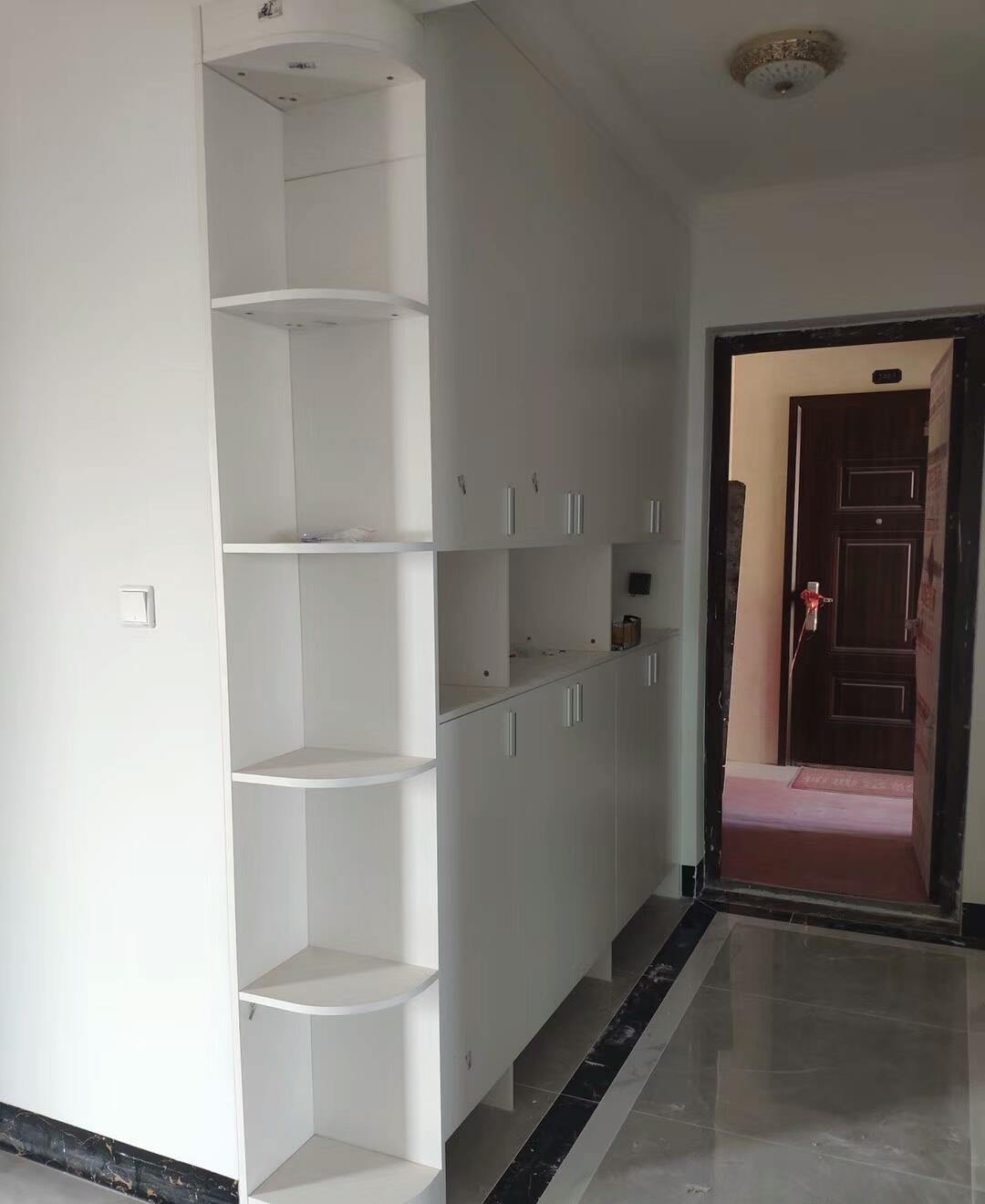 老公不顾反对坚持不做吊顶，电视墙不做一点造型，完工后也很漂亮