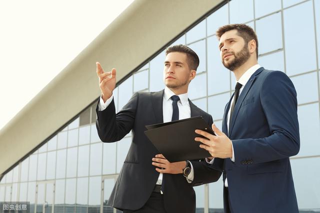 他花10年时间，研究上千职场沟通案例，发现了职场暗藏的一个规则