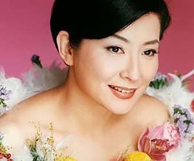 幼年成名,鼎盛告别乐坛,61岁终身未婚