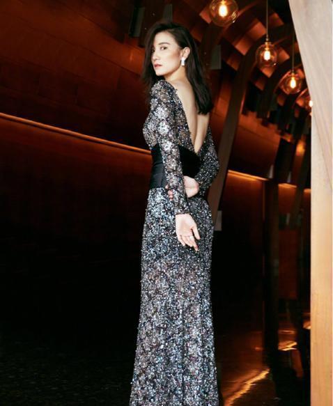 38岁宋佳简直太会穿，银色镂空高叉裙秀长腿，北方女人气质是不同