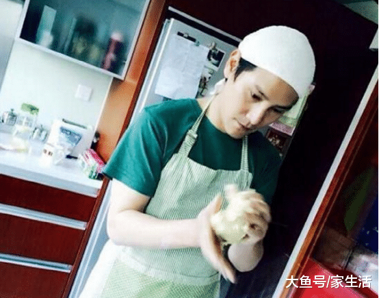 丁子峻曝出自己家装修，全屋色调“金灿灿”的，布置得真够辉煌啊