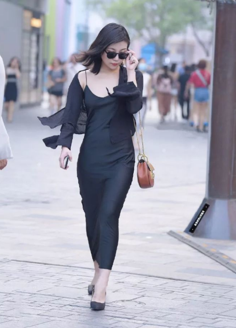 小姐姐冷艳黑色穿搭，却让人感觉非常易亲近