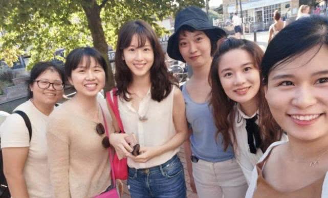 难怪刘强东说“不知妻美”，看到奶茶妹妹素颜照后，网友：跪了，差距太大