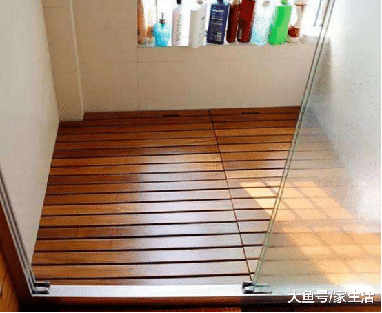 淋浴房不要铺瓷砖了，排水慢还容易滑，装修师傅都建议我装它