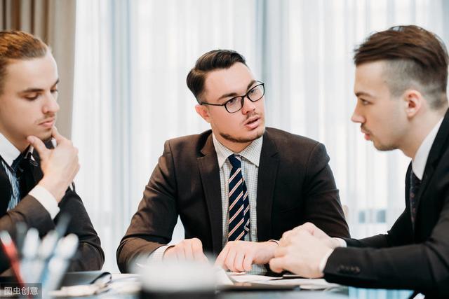 他花10年时间，研究上千职场沟通案例，发现了职场暗藏的一个规则