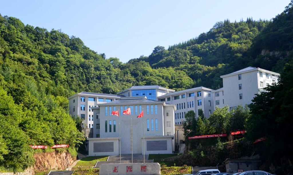 鄂西北的山沟沟里, 有一个远近闻名的富裕村, 家家有别墅
