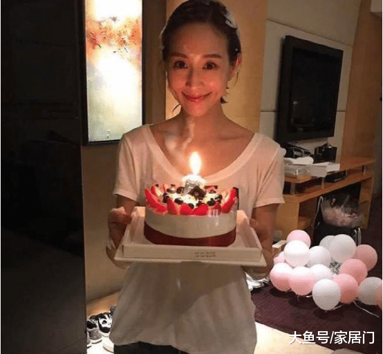 晒晒张钧甯住的豪宅，客厅布置了很多杂物，墙上只刷了白墙