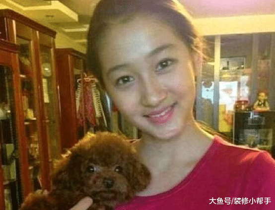 走进关晓彤现实的家，还有专属的酒柜，许多家具都是实木打造