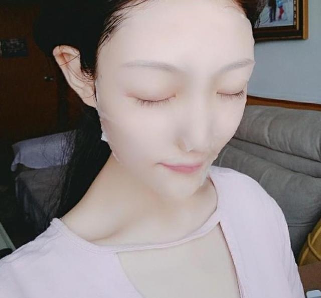 昨日李小冉晒出的面膜, 脸上暗黄干燥全没了, 网友: 面膜界的钻石！