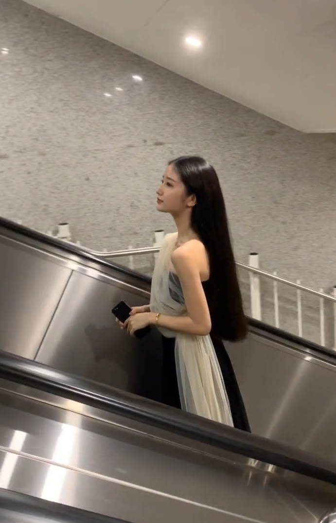 果然，美女都是黑长直！