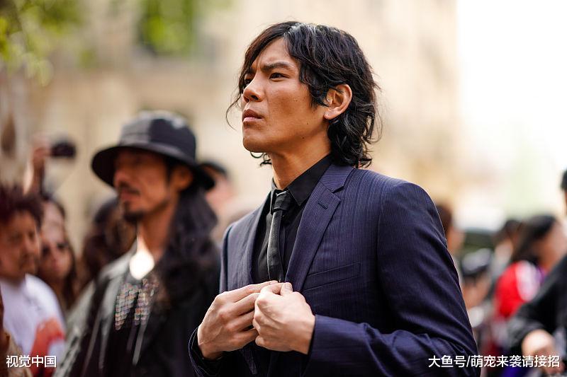 郭碧婷向佐恋情实锤? 网友曝光牵手甜蜜逛街, 向佐本人回应来了!