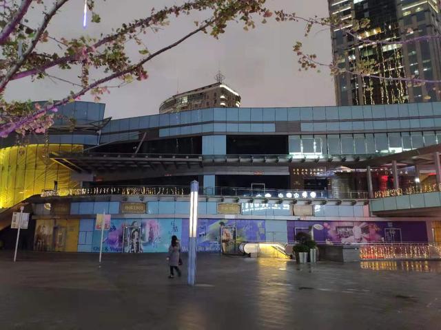 江汉路一大型商业陷尴尬境地，大量商铺空置