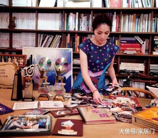带你参观杨千嬅住的豪宅，书房塞满了书籍，平时也是爱看书之人