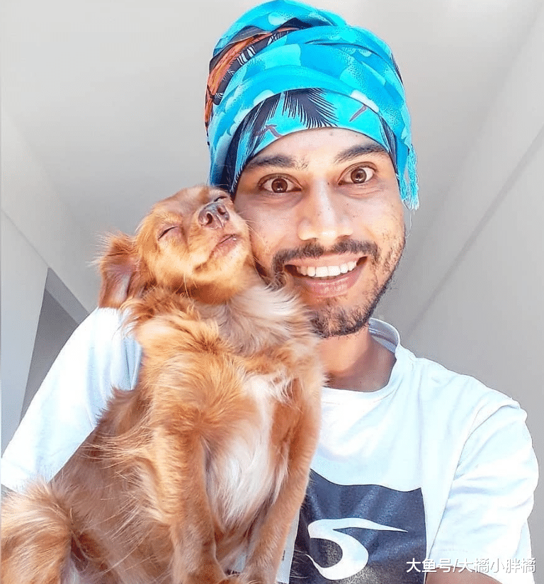 狗狗学主人表演行为艺术，主人不动它也不动，却让主人一炮而红