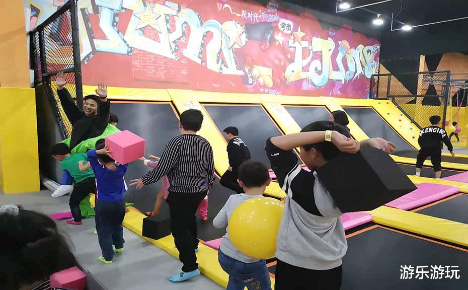 室内蹦床投资哪家厂家好? 如何选择投资厂家? ——立本
