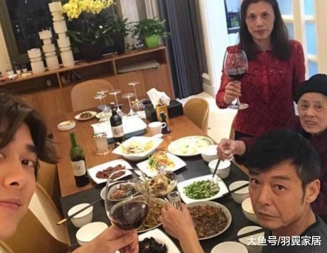 一起參觀李易峰住的豪宅，家里擺滿了名牌鞋子，在家經常下廚做飯