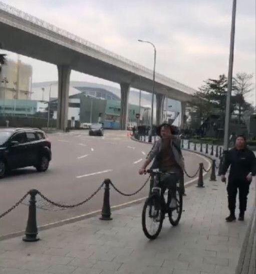 63岁周润发骑10万元自行车买菜被偶遇，穿着朴素显沧桑