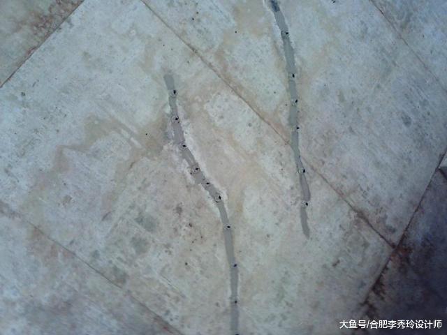 现浇楼板开裂，师傅却说我小题大做，不用处理，抹层水泥盖住就行