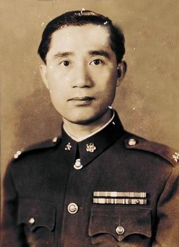 没钱读书，他靠赌博赚学费，贪污被蒋介石撤职，他三年反成其秘书