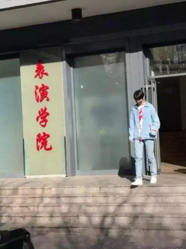 关晓彤&王俊凯开学照曝光，同学们颜值很高十分养眼