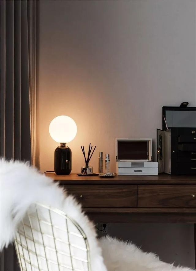 參觀同事新家，臥室背景墻這樣做收納柜，床頭柜都不用買了！