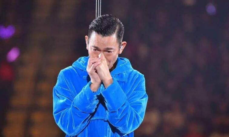 刘德华被粉丝要求退票, 6千元票只退980, 得知真相后打脸