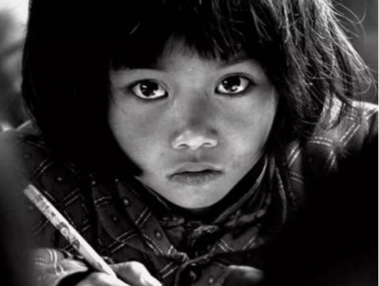 28年前家喻户晓的“大眼睛女孩”，现状如何？没想到身份这么牛