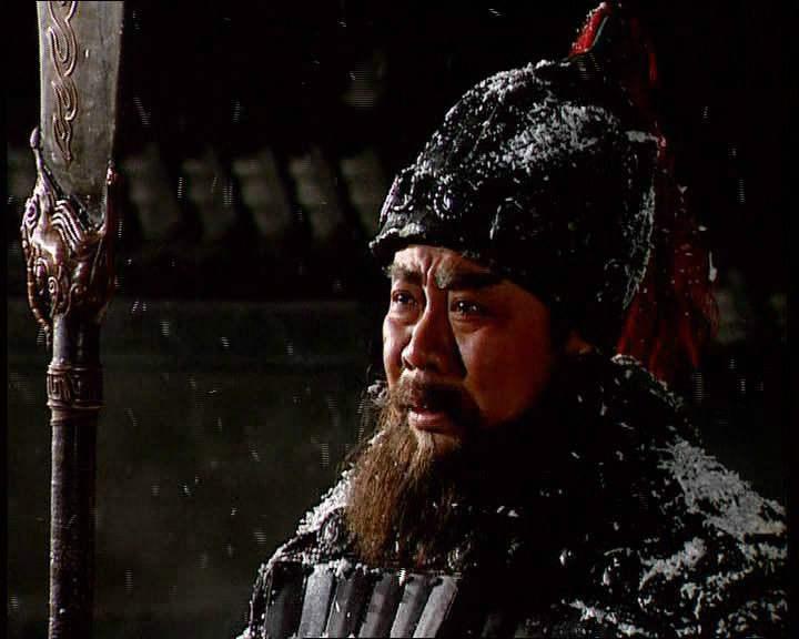 立在关羽神像旁边, 为关二爷扛刀的是谁? 为什么他要选择自杀?