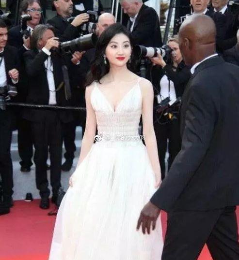 造型辣眼驱逐出场，戛纳红毯上谁是最雷最尬的中国女星？