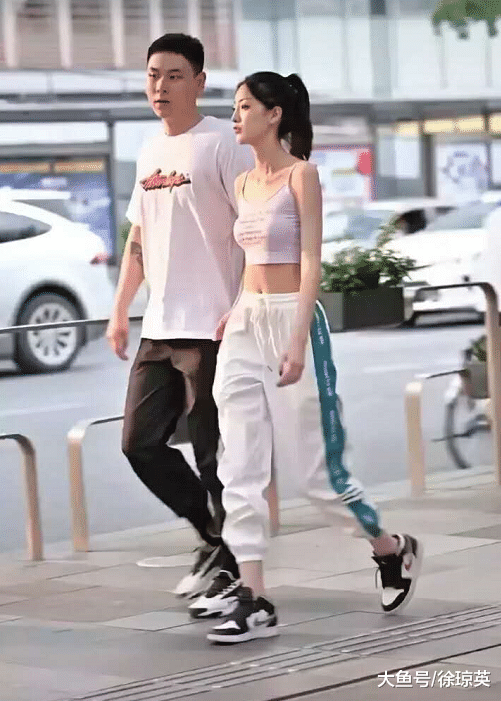 摄影：耐克情侣穿搭很般配哦，女孩穿吊带配运动裤成了焦点