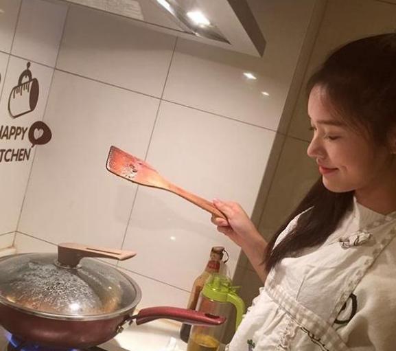 参观林允现实中的家，电视柜上放了很多玩偶，少女气息也太浓郁了