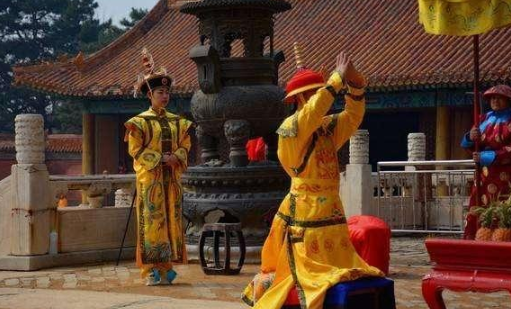 康熙帝六扫朱元璋墓，为什么要三跪九叩？