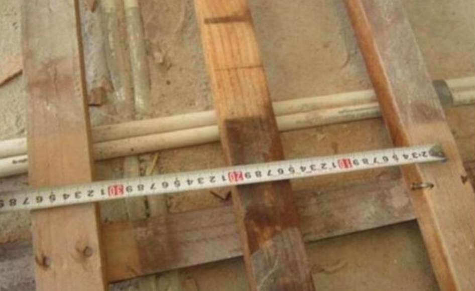 单独请工人来铺地板，没想到他刚进门，就说安装费要翻倍