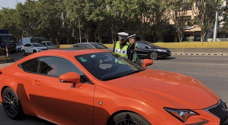 左转弯是红灯，究竟能不能掉头？交警：再解释一遍，定要记在心里