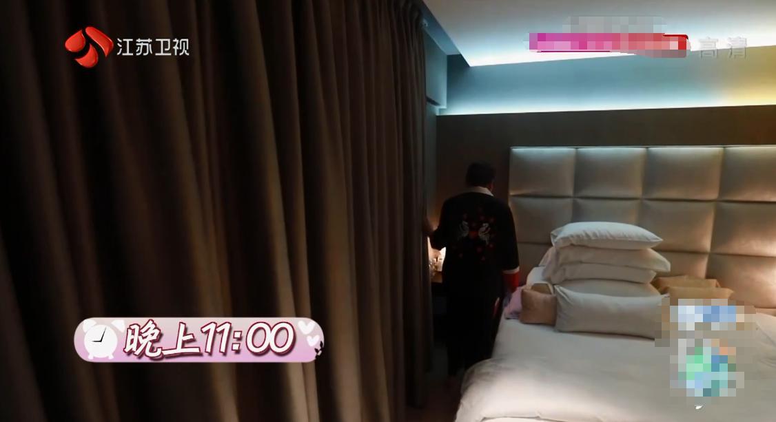 娛樂圈大佬向太官宣向佐戀情，曝光香港豪宅，室內奢華還有超大天臺