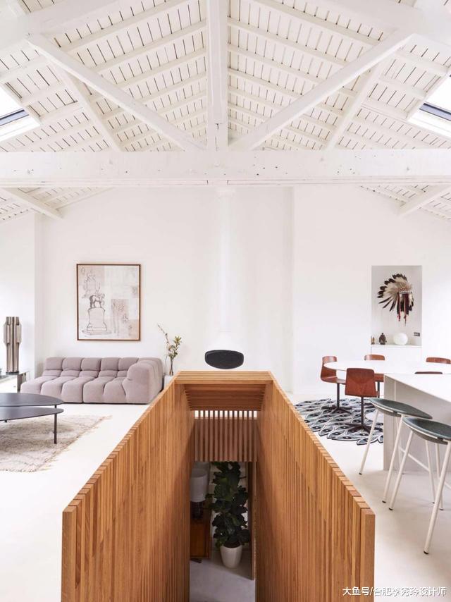 顶楼带阁楼和20㎡大露台，光阁楼层高就有3米，他却把卧室装在楼下