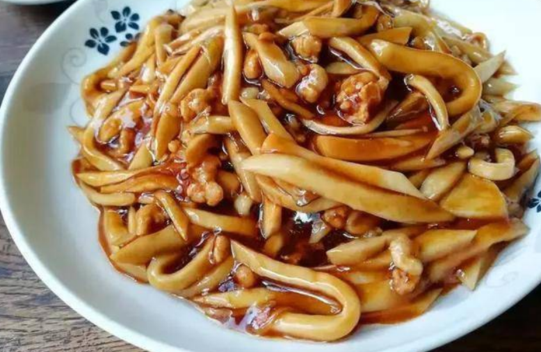 蚝油肉末杏鲍菇，老人小孩都爱吃，隔壁小孩都馋哭了