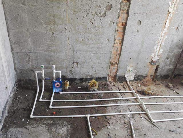 开发商做的水管电线要不要保留？听完老工头的分析，我终于明白了