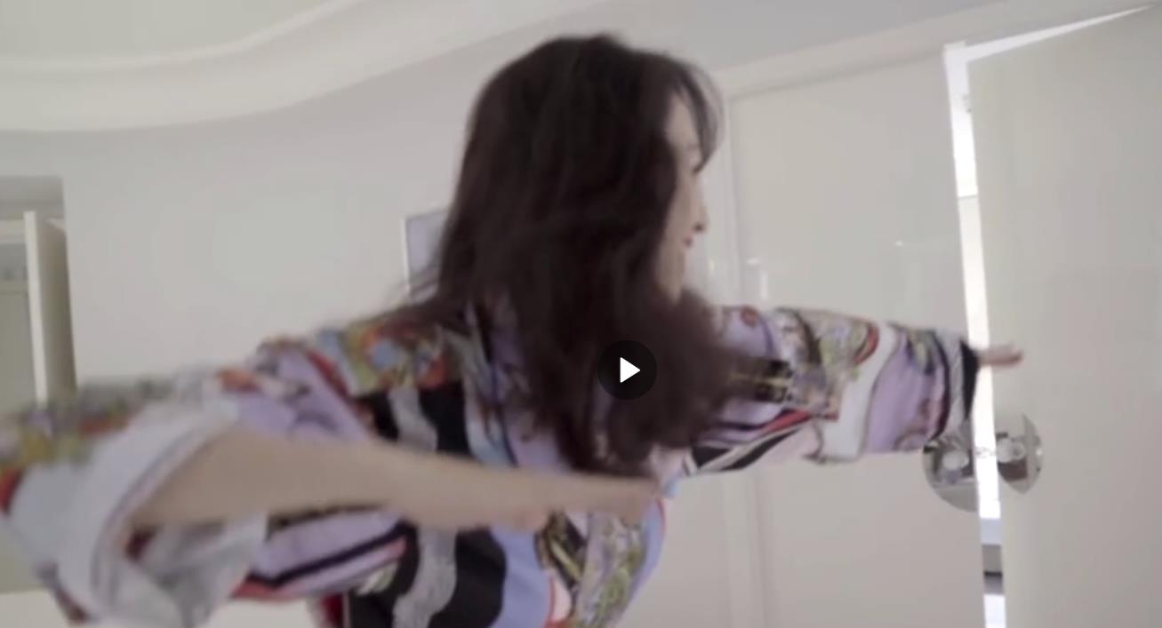 章子怡穿睡衣踩在女助理身上按摩！露出大腿的那一刻暴露了教养！