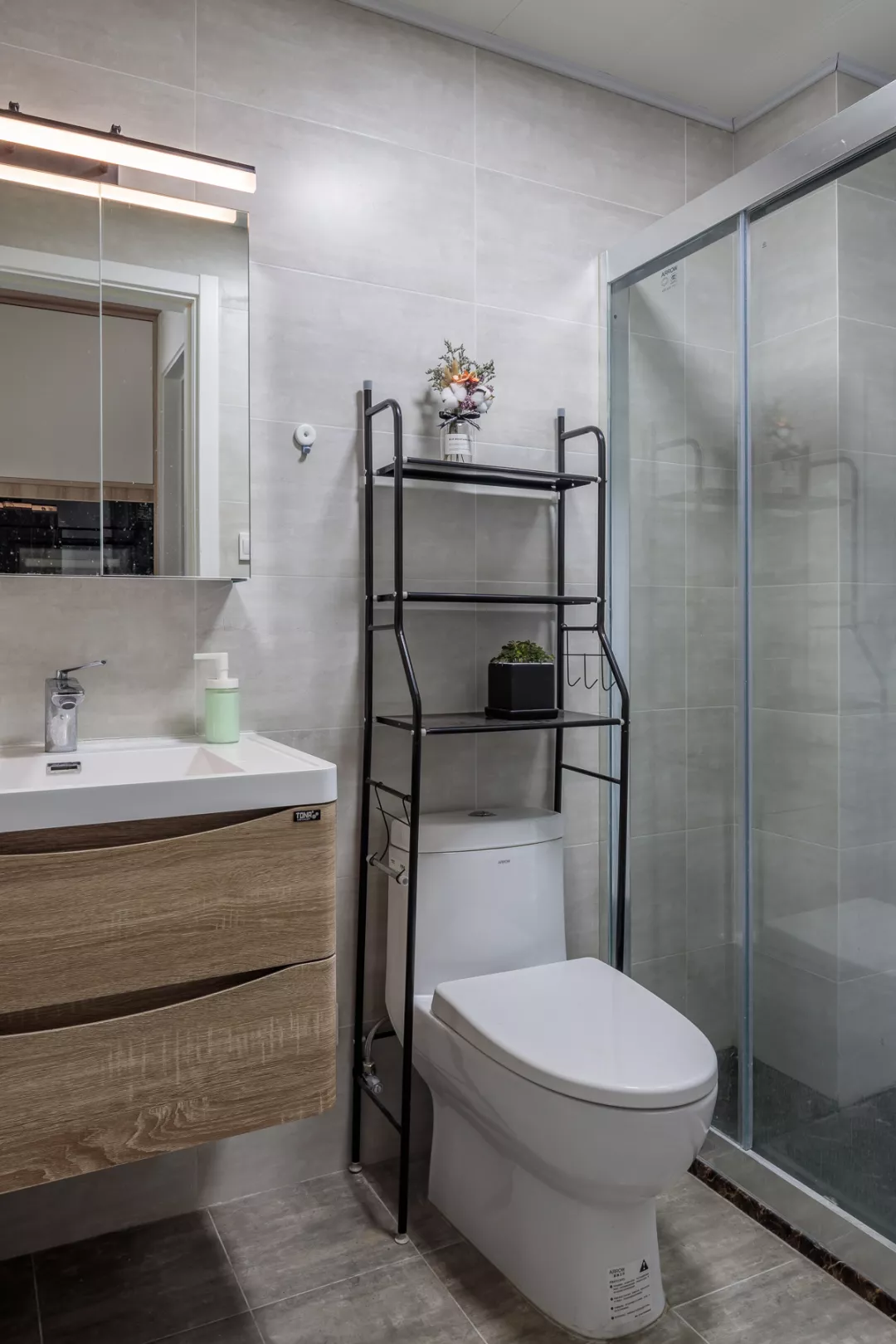 自然、随性的北欧风之家，原木与靛蓝色、高级灰的碰撞，太美了！