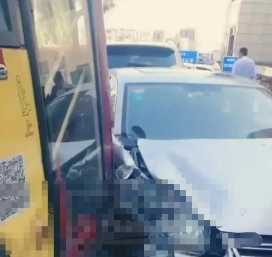 老公堵门，老婆打公交司机抢方向盘，结果令人担心的事情发生了